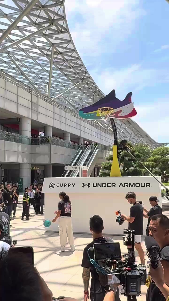 库里运动聚场CURRY CON开幕仪式 超高篮筐投篮为活动揭开神秘面纱